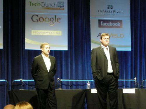 写真1-2 TechCrunch50の共同主催者、マイケル・アリントン氏とジェイソン・カラカニス氏が開会宣言